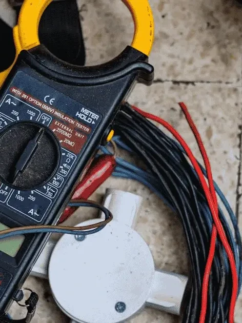 digital clamp meter used for clamp meter calibration and electrical current testing